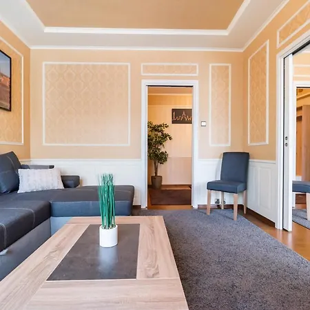 Centre Open View By Bookinghost *