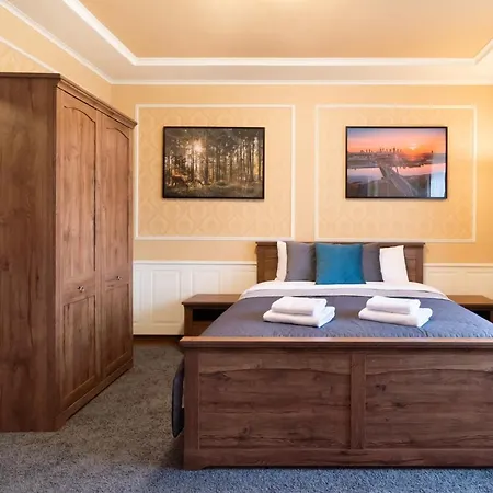 Centre Open View By Bookinghost